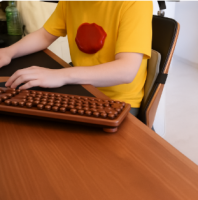 コンピュータ,キーボード,赤い模様のTシャツ,デスク