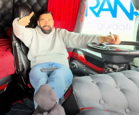 男性,髭,リラックス,トラック運転席,靴下,運転手,カジュアル,笑顔,手書き,赤いカーテン