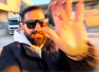 男性,サングラス,ひげ,屋外,手を挙げる,防寒着