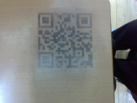 QRコード,机,木製,テーブル,黒い服,座っている人