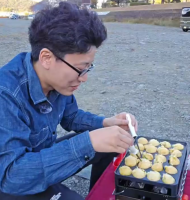 男性,屋外,たこ焼き器,調理,メガネ,青いシャツ,ピクニック