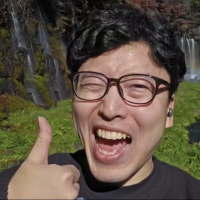 男性,メガネ,笑顔,親指を立てる,滝,屋外,自撮り